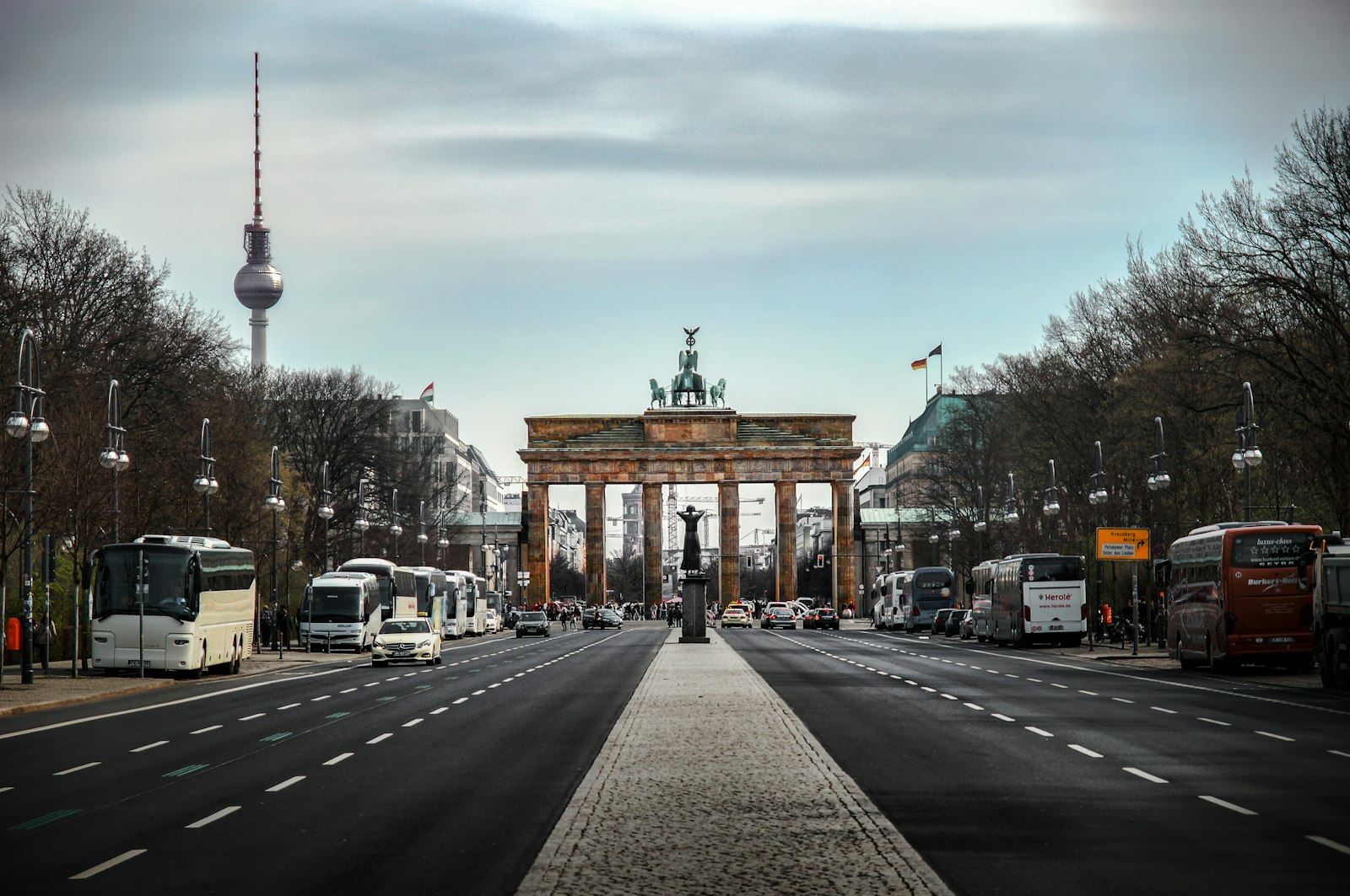 Symbolbild: Boulevard in Berlin mit dem Brandenburger Tor im Hintergrund